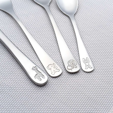 Set 4 tacamuri pentru copii, din otel inoxidabil cromat, Reer 22238 Set 4 tacamuri pentru copii, din otel inoxidabil cromat, Reer 22238