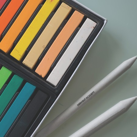 Creioane pastel soft 12 culori derwent academy Creioane pastel soft 12 culori derwent academy